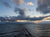 Wolkenstimmung am Abend mit Betonsteg ins Meer - Rønne